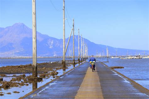 海に続く道と電柱！熊本県宇土市「長部田海床路」が。